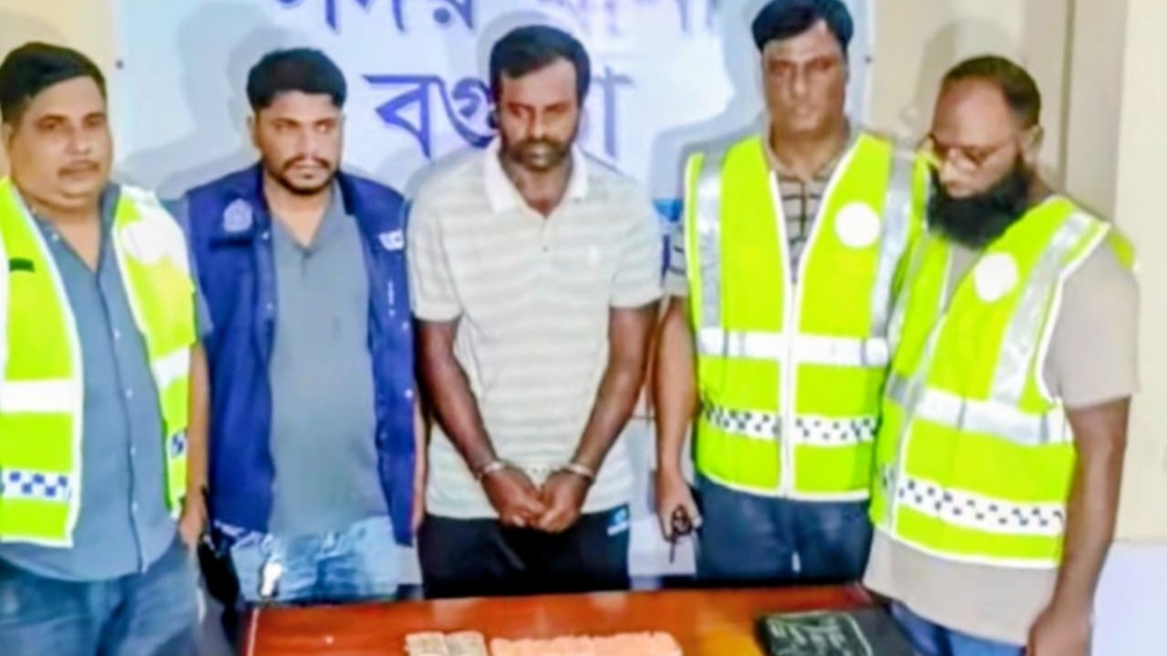 বগুড়ায় ৭ মামলার আসামি ২১০০ পিচ ইয়াবাসহ গ্রেপ্তার